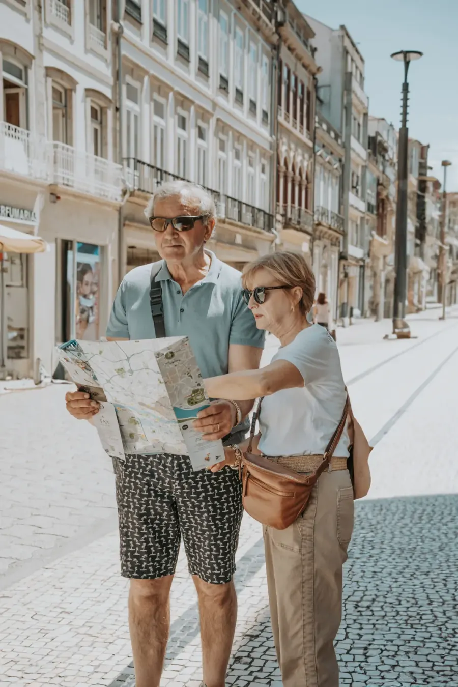 Casal de idosos consultando um mapa turístico em viagem