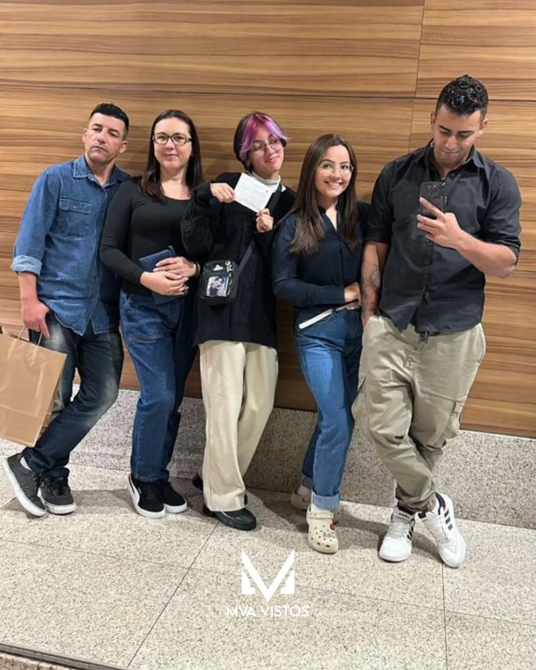 Família comemorando o visto americano aprovado pela MVA Vistos