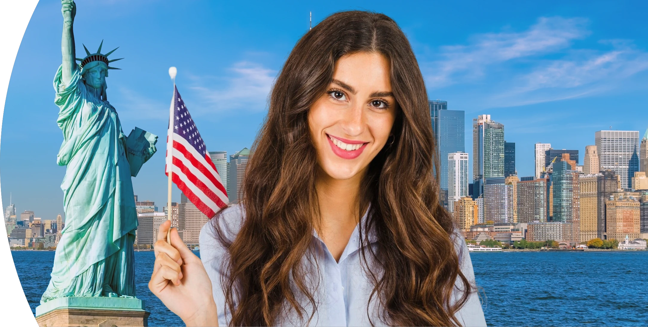 Mulher segurando bandeira americana com Nova York ao fundo